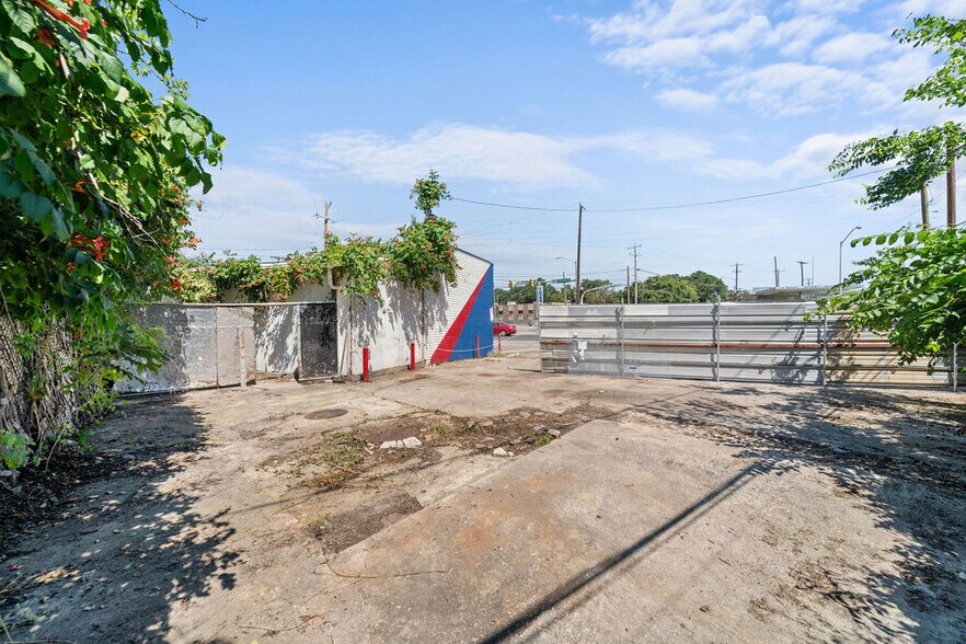 More Photos Of 2600 E Belknap St, Fort Worth Restaurant For Sale