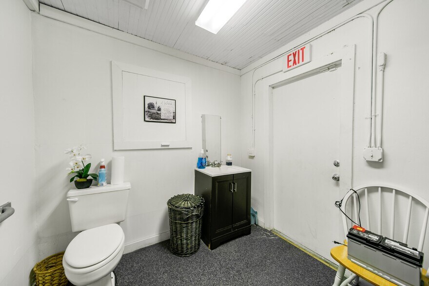 More Photos Of 1421 Griffin Rd, Leesburg Freestanding For Sale