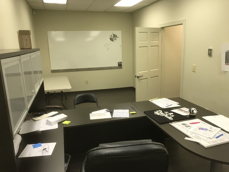 More Photos Of 876 Montreal Rd, Clarkston Warehouse For Lease