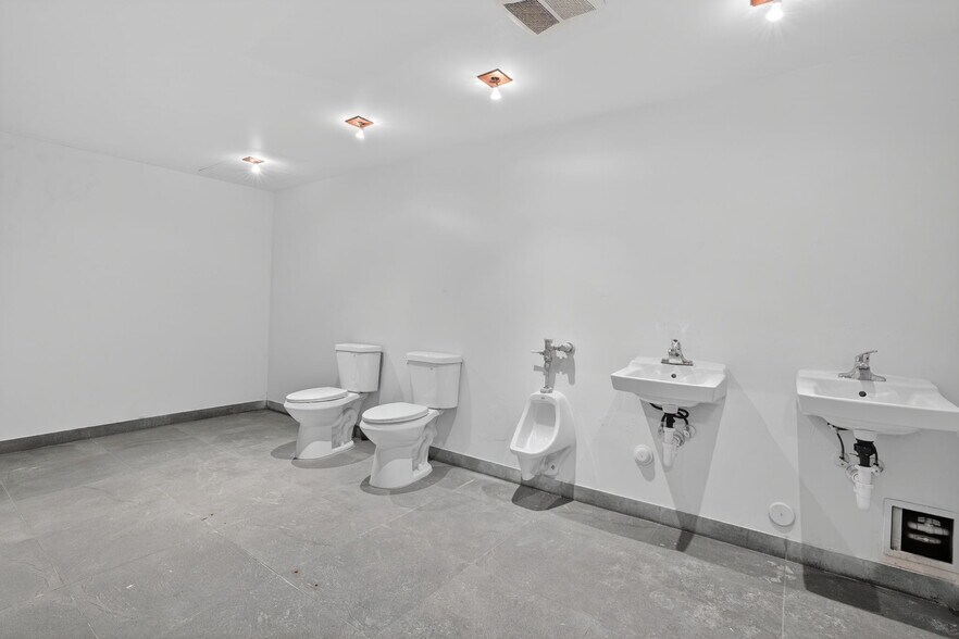 More Photos Of 500 W Flagler St, Miami Manufacturing For Lease