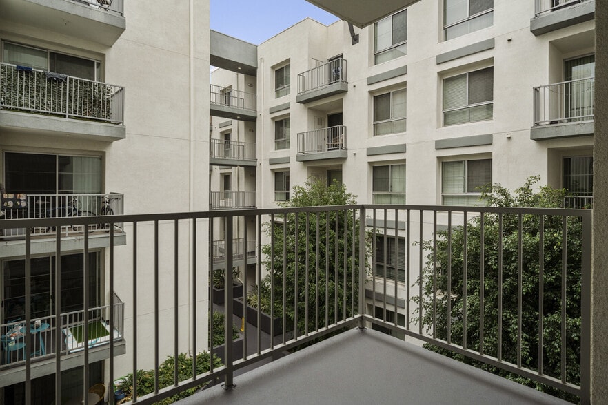 More Photos Of 11049 Magnolia Blvd, North Hollywood Apartments For Lease