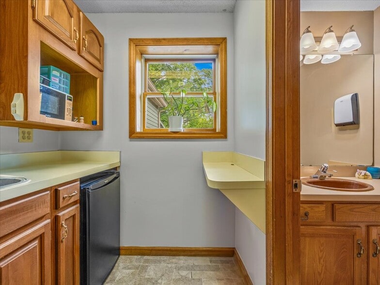 More Photos Of 200 W Town St, Norwich Office For Sale