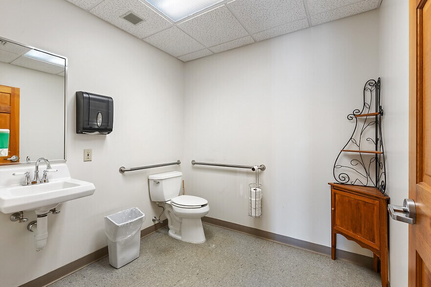 More Photos Of 525 Eastern Ave, Augusta Office For Sale