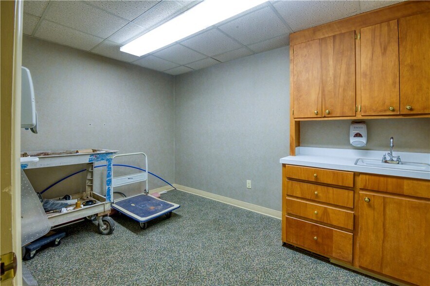 More Photos Of 111 W Pine Grove Rd, Fair Play Office For Sale