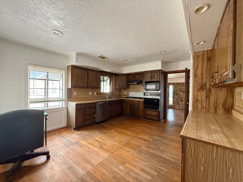 More Photos Of 2013 Blalock Rd, Houston Warehouse For Lease