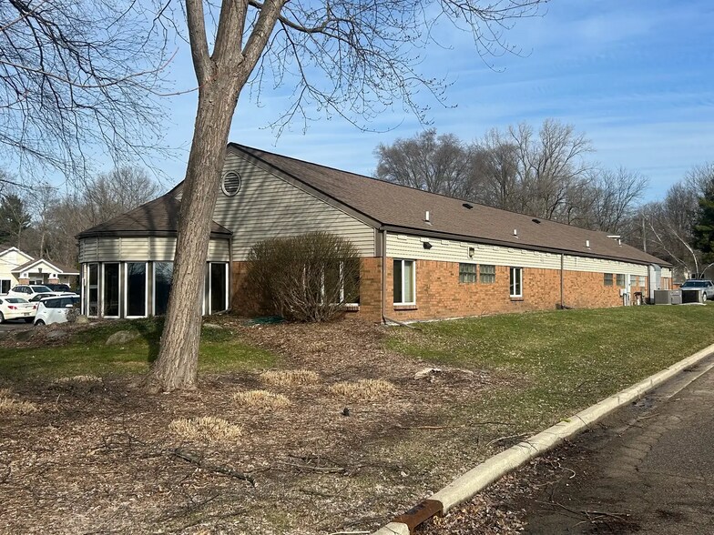 More Photos Of 6273 W River Rd NE, Belmont Veterinarian Kennel For Sale