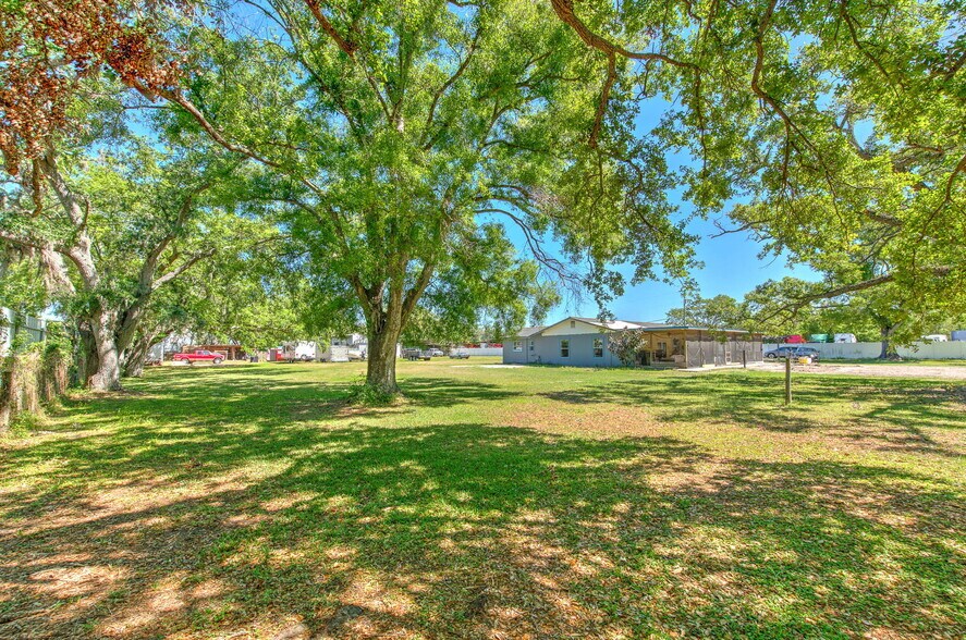 More Photos Of 5921 Causeway Blvd, Tampa Flex For Sale
