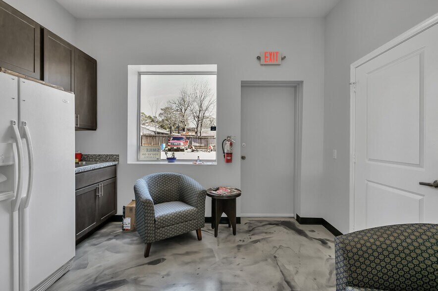 More Photos Of 1308 N Frazier St, Conroe Service For Sale