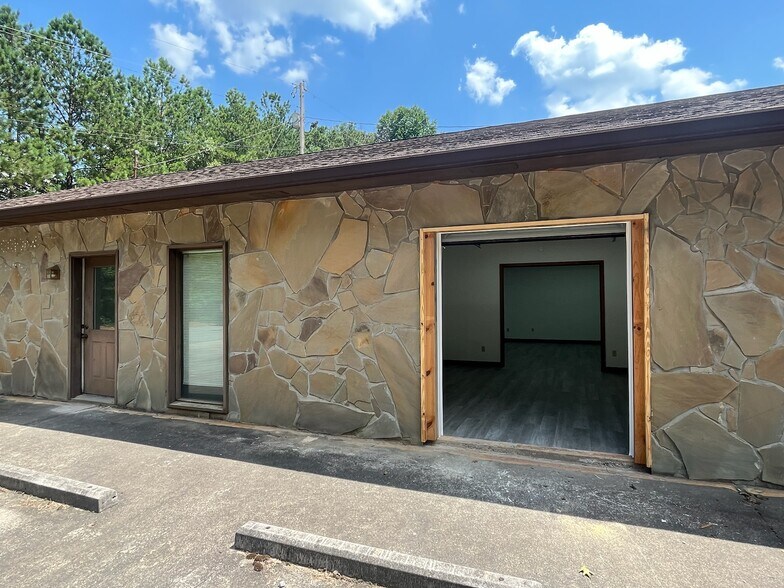 More Photos Of 109 Elliott Industrial Dr, Woodstock Flex For Lease