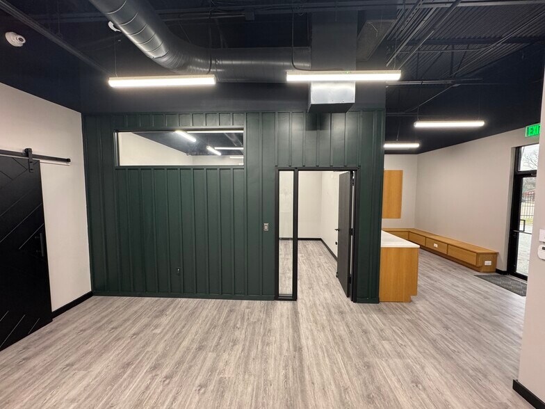 More Photos Of 8230 Elmbrook Dr, Dallas Flex For Lease