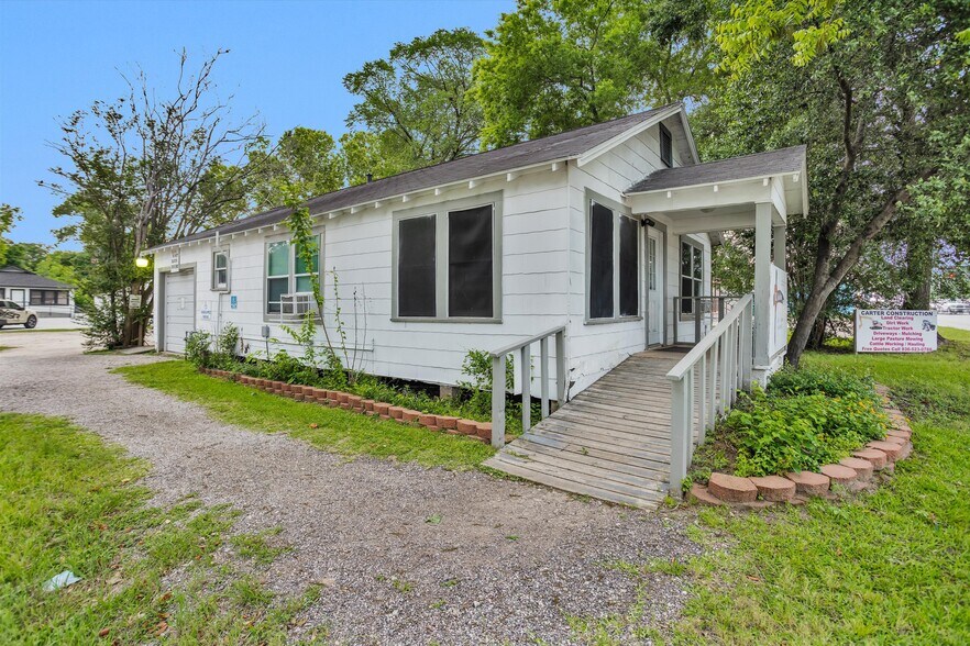 More Photos Of 108 W Montgomery St, Willis Flex For Sale