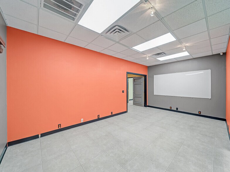 More Photos Of 2424 Lacy Ln, Carrollton Showroom For Sale