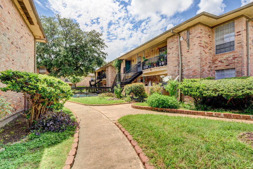 Primary Photo Of 5704 Edgemoor Dr, Houston Apartments For Sale
