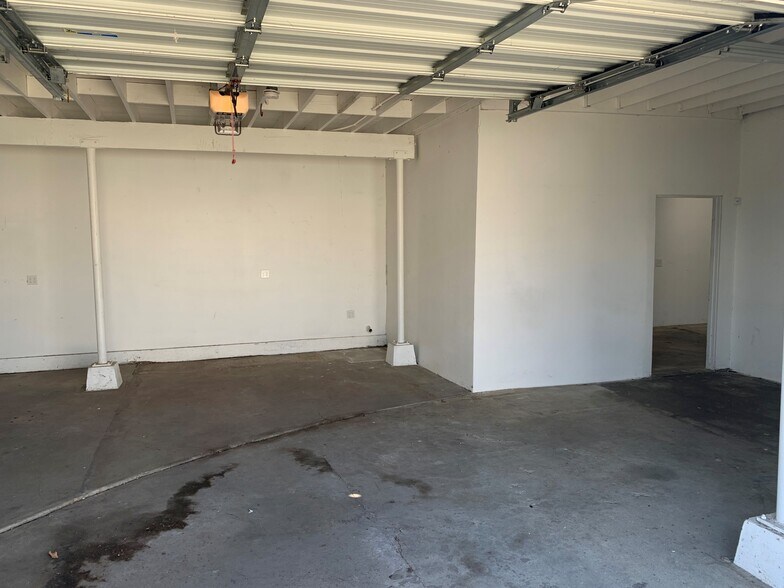 More Photos Of 2915-2919 Southwest Dr, Los Angeles Warehouse For Lease