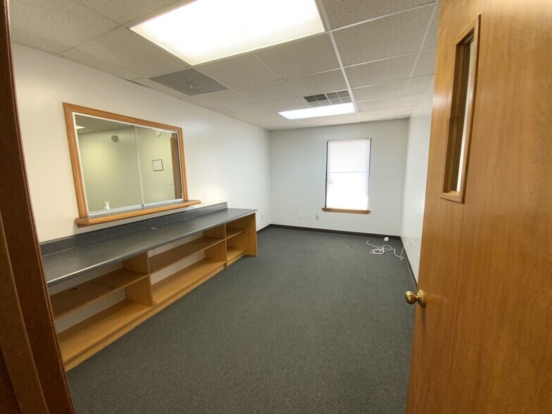 More Photos Of 2415 N Gateway Ave, Harriman Medical For Sale