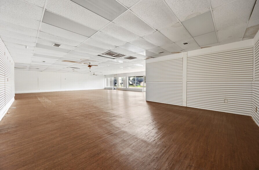 More Photos Of 1320-1326 Bedford Rd, Bedford Unknown For Lease
