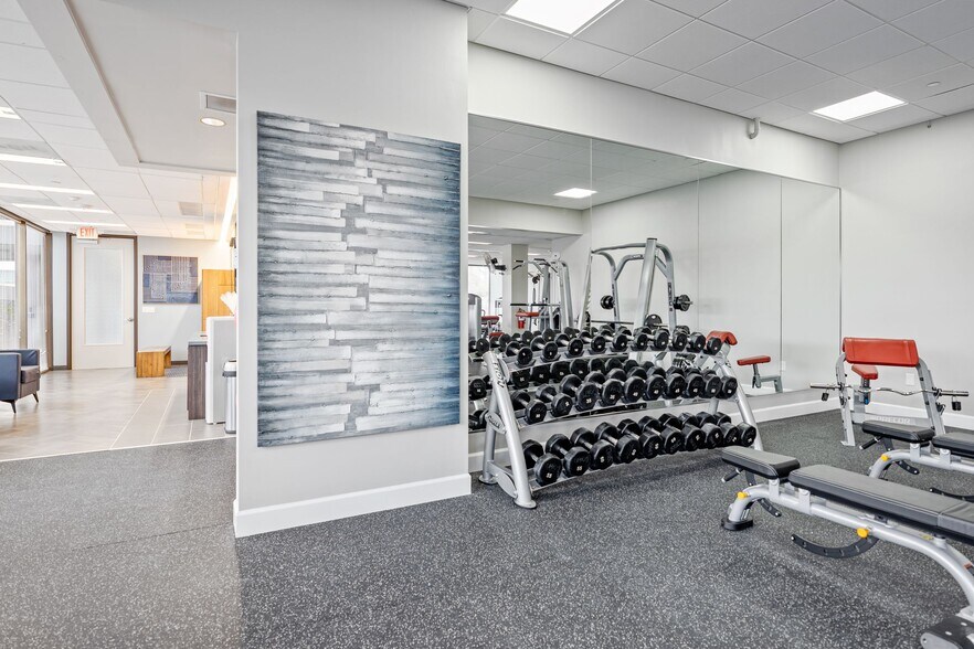 More Photos Of 2550 N Loop Fwy W, Houston Office For Lease