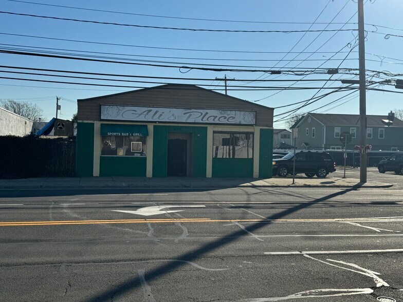 More Photos Of 609 W Montauk Hwy, Lindenhurst Bar For Sale