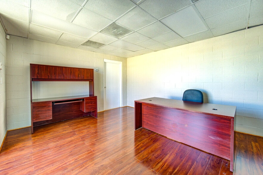 More Photos Of 9399 Summerbell, Houston Warehouse For Lease