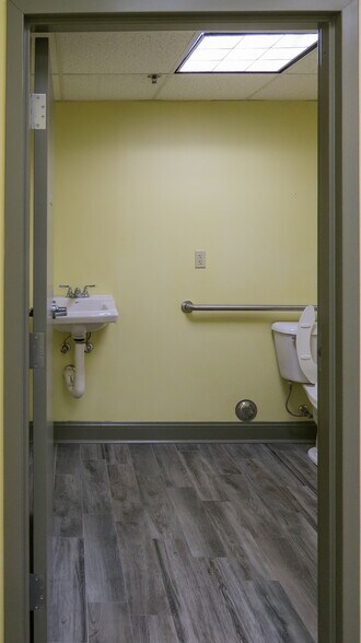 More Photos Of 2626 Brown Ave, Manchester Unknown For Lease