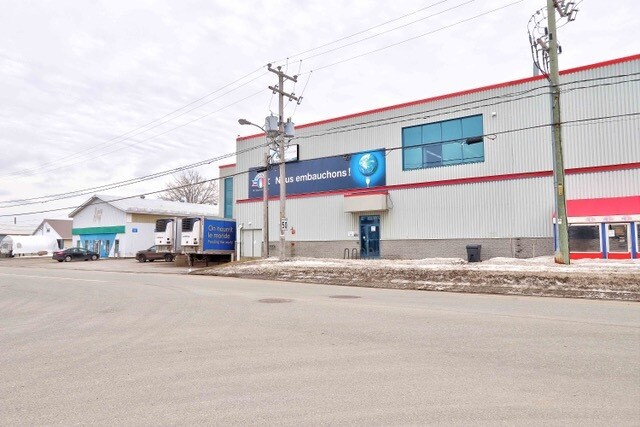 More Photos Of 521 Rue Des Érables, Trois-Rivières Manufacturing For Sale