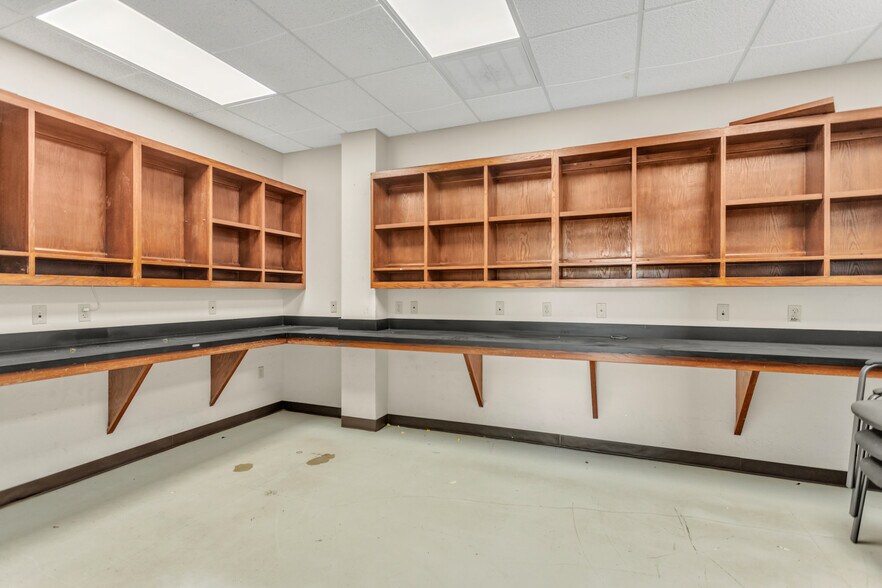 More Photos Of 3121 S Lakeside Dr, Oklahoma City Industrial For Sale