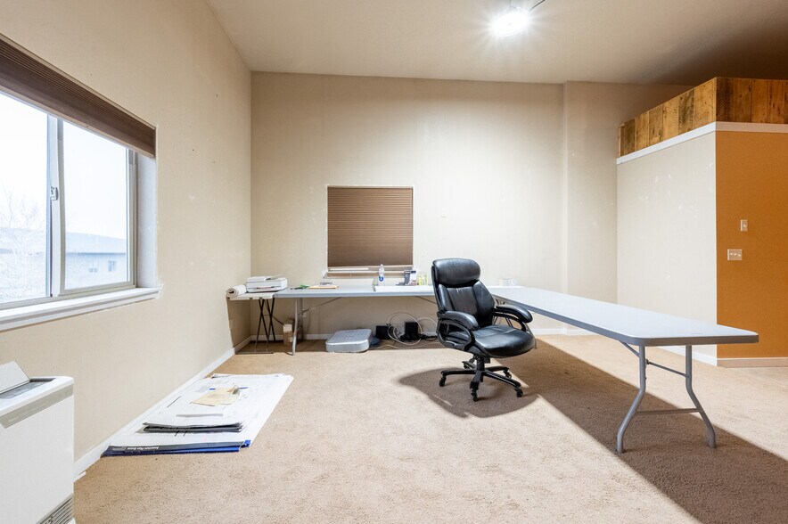 More Photos Of 211 Jetway Dr, Belgrade Flex For Sale