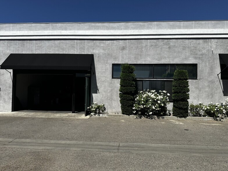 More Photos Of 18215-18217 Parthenia St, Northridge Storefront For Lease