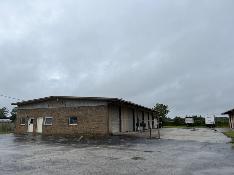More Photos Of 685 NW Waldo St, Lake City Auto Repair For Lease