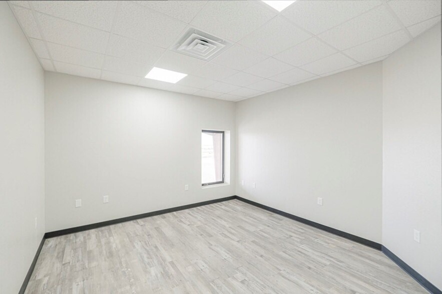 More Photos Of 5261 W Murphy St, Odessa Industrial For Lease