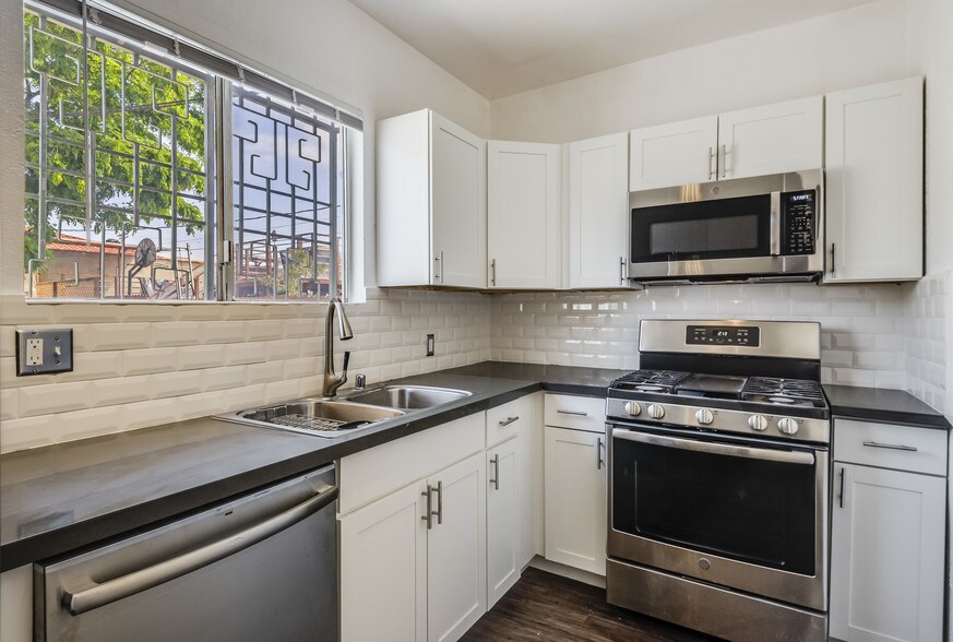 More Photos Of 252 W 11th, San Pedro Apartments For Sale