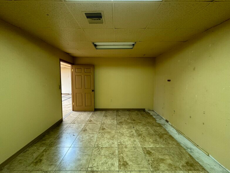 More Photos Of 1010 Us-27 Hwy, Sebring Office For Lease