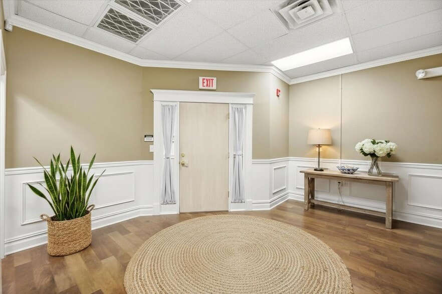 More Photos Of 802 W Park Ave, Ocean Office For Lease