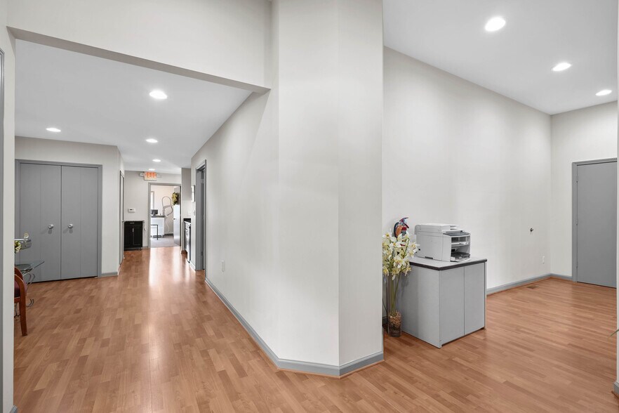 More Photos Of 24825 Eureka Rd, Taylor Office For Sale