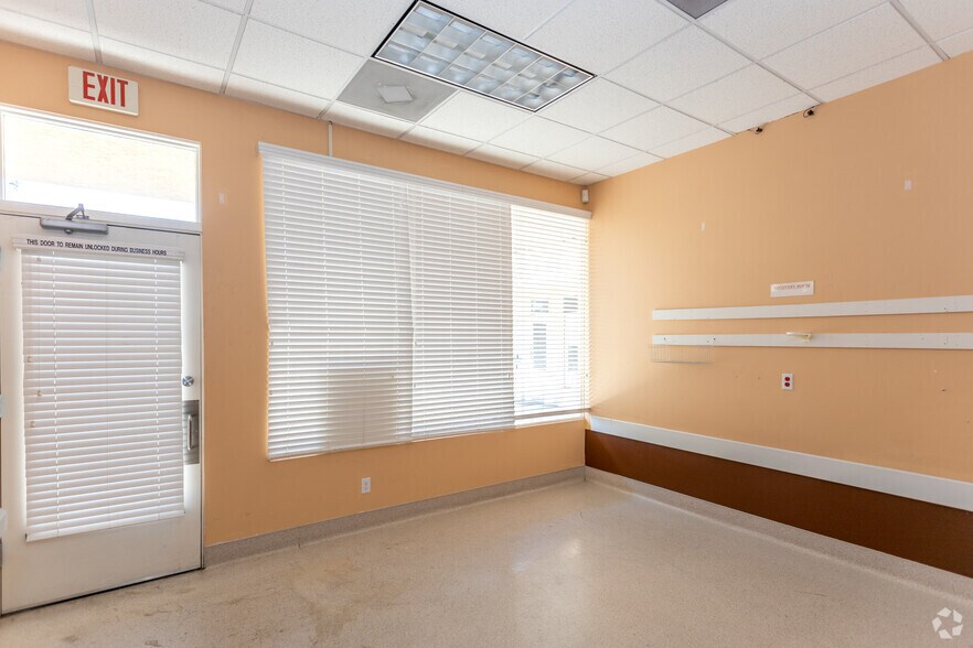 More Photos Of 940 E Valley Pky, Escondido Unknown For Lease