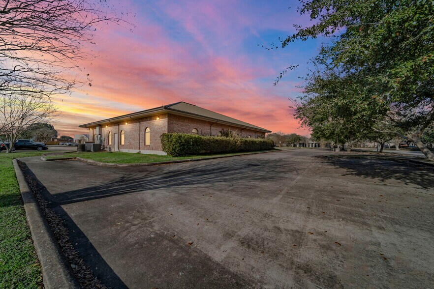 More Photos Of 26 Professional Park Dr, Webster Office For Sale