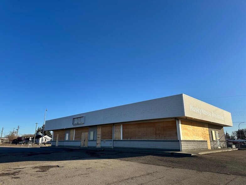 Primary Photo Of 1041 14 Av, Wainwright General Retail For Lease
