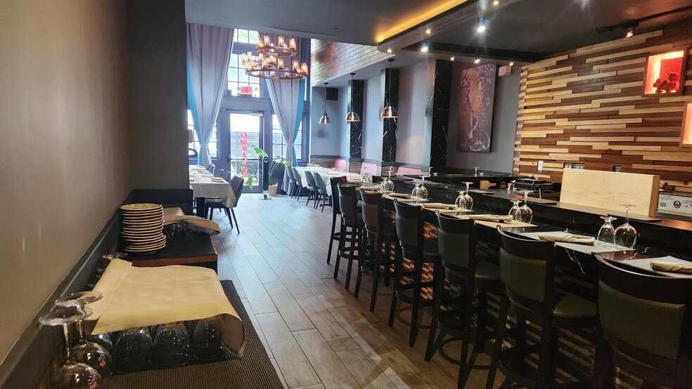 More Photos Of 16-18 W Putnam Ave, Greenwich General Retail For Lease