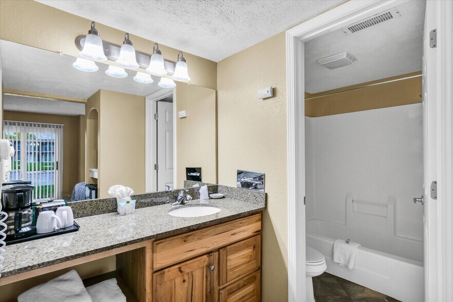 More Photos Of 1907 N Cunningham Ave, Urbana Hotel For Sale