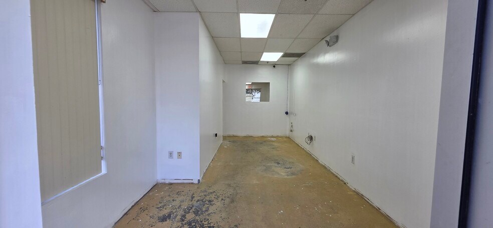 More Photos Of 7810 Kingspointe Pky, Orlando Warehouse For Lease