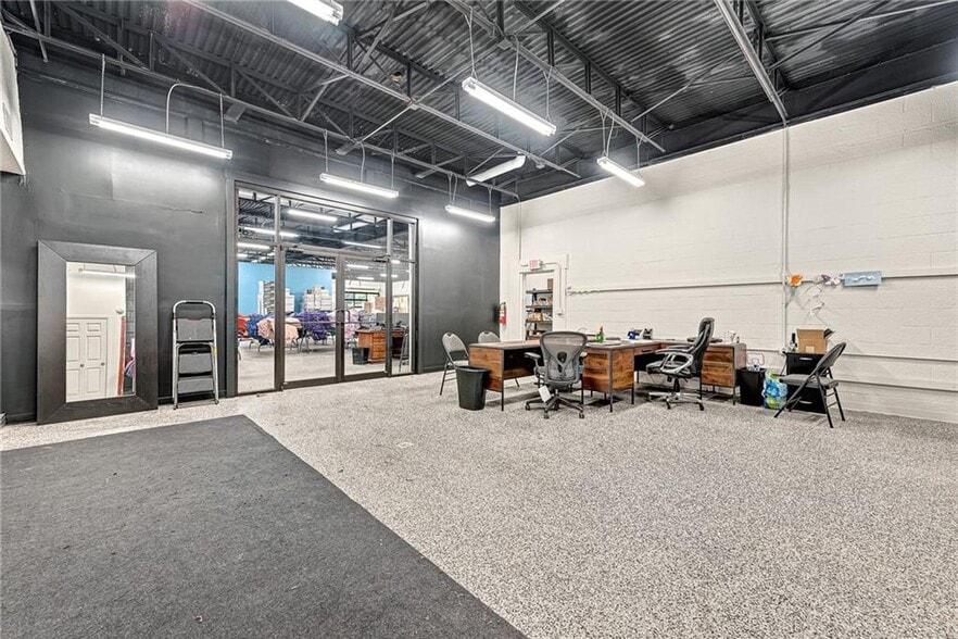 More Photos Of 427 N College Ave, Fayetteville Storefront For Sale