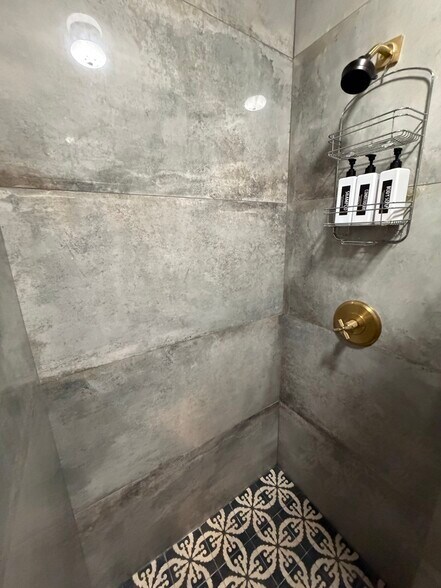 More Photos Of 402 Hyde Park Blvd, Houston Multifamily For Sale