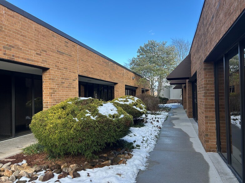 More Photos Of 9047 Executive Park Dr, Knoxville Office For Lease