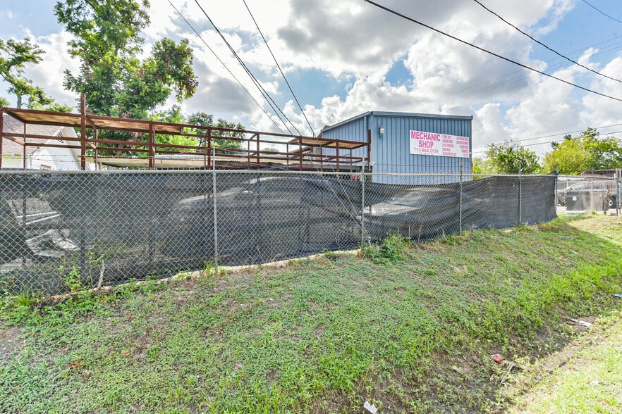 More Photos Of 2623 Berry Rd, Houston General Retail For Sale