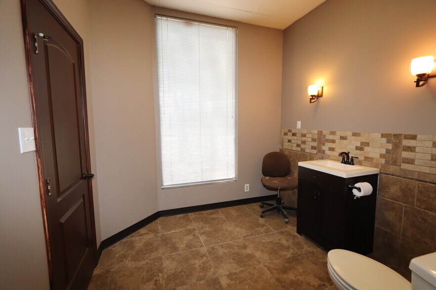 More Photos Of 1625 Airport Rd, Conroe Warehouse For Sale