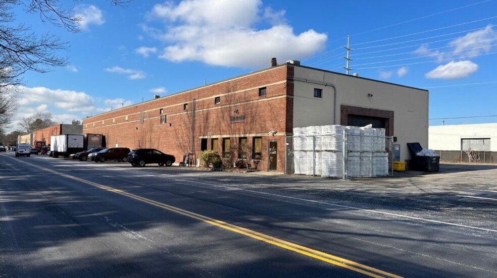 Primary Photo Of 4 Commercial Ave, Garden City Warehouse For Lease