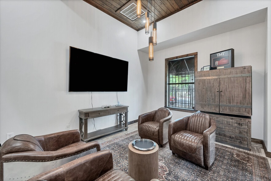 More Photos Of 1717 E 5th Ave, Tampa Warehouse For Sale