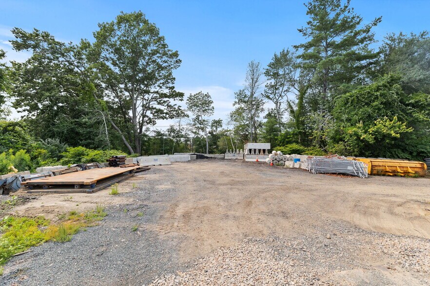 More Photos Of 26 Bixby Ave, Middleton Warehouse For Lease