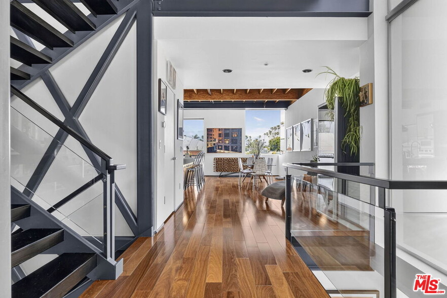 More Photos Of 2120 Narcissus Ct, Venice Office For Sale