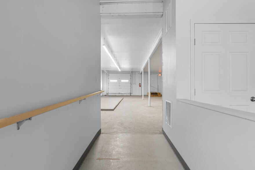 More Photos Of 127 SE 3rd St, Lees Summit Freestanding For Lease